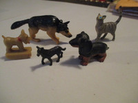 LOT OF 4 DOGS & 1 CAT PLASTIC FIGURES-1980/90'S-SCOTCH TERRIER +