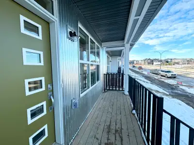 Ready to Move In Sept 1 – Townhouse in Livin