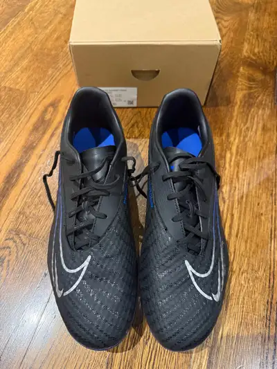 Like New Nike Soccer Cleats (Men’s 10.5), View more