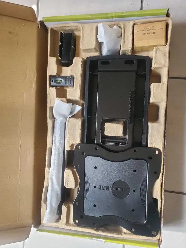 Omnimount TV Mount - Large Heavy Duty Full Motion Wall Mount in Video & TV Accessories in Markham / York Region - Image 4