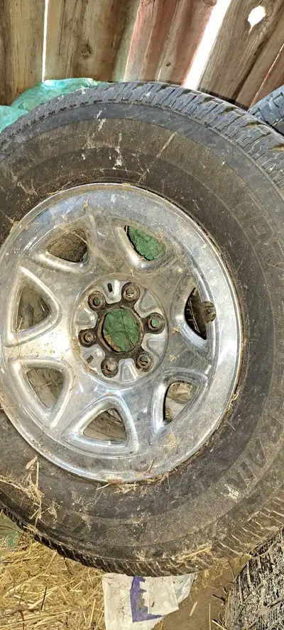 set of 17" snowtires and rims off a chevrolet silverado ,there are caps fir the rims ,chrome in nice...