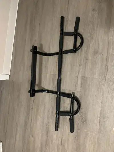 Get ready to pump some iron with this sturdy pull-up bar! It's designed to fit most door frames and...