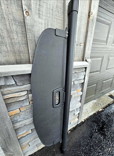 Jeep Cherokee (Cargo/trunk cover) Like new cargo/trunk cover Retractable Fits 2016 Jeep Cherokee, mi...