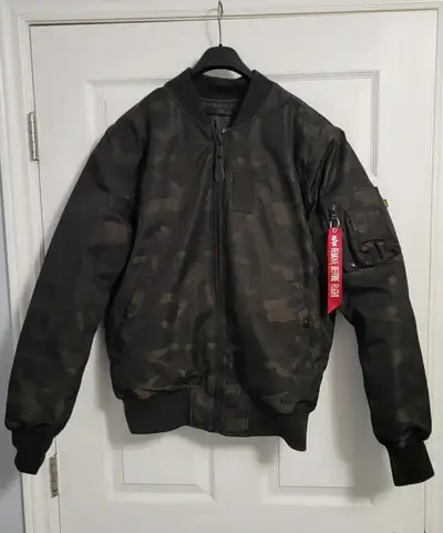 Alpha Industries MA-1 Reversible Bomber Jacket – Size M Like new, lightly worn. Classic Alpha Indust...
