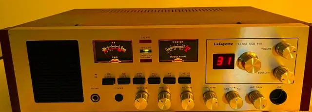 Lafayette Telsat SSB-140 40 Channel AM/SSB CB Radio. in General Electronics in City of Montréal - Image 2