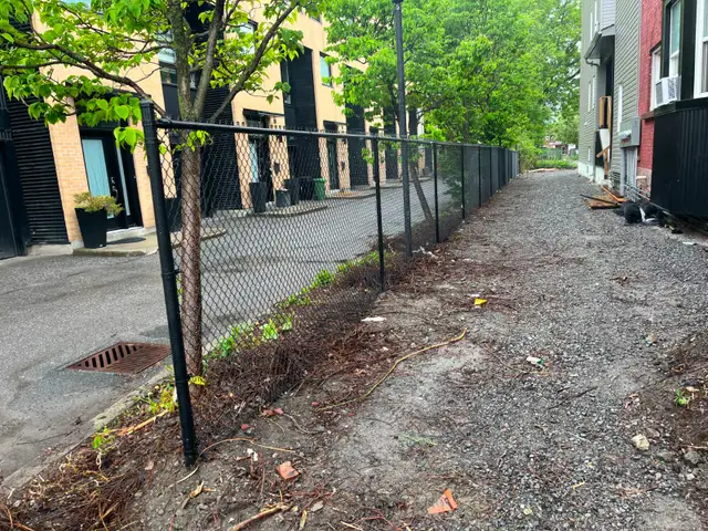 Professional Chain Link Fence Installation in Fence, Deck, Railing & Siding in Ottawa - Image 6