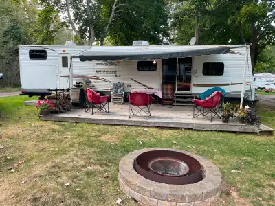 Excellent condition. 79,000 new Sleeps up to 9 people. Full size fridge with ice maker. Outdoor kitc...