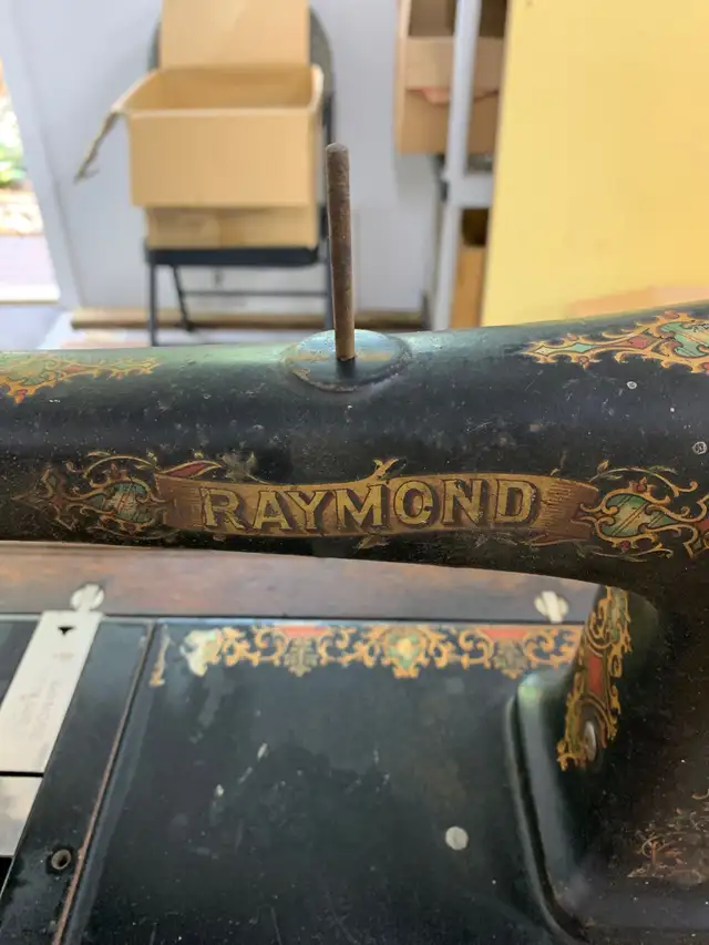 Sewing machine Raymond ! in Other in Saskatoon - Image 8