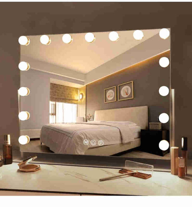 Makeup mirror with lights in Home Décor & Accents in Mississauga / Peel Region