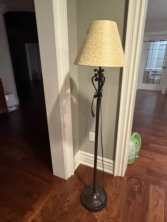 Floor Lamp in Indoor Lighting & Fans in Markham / York Region - Image 2