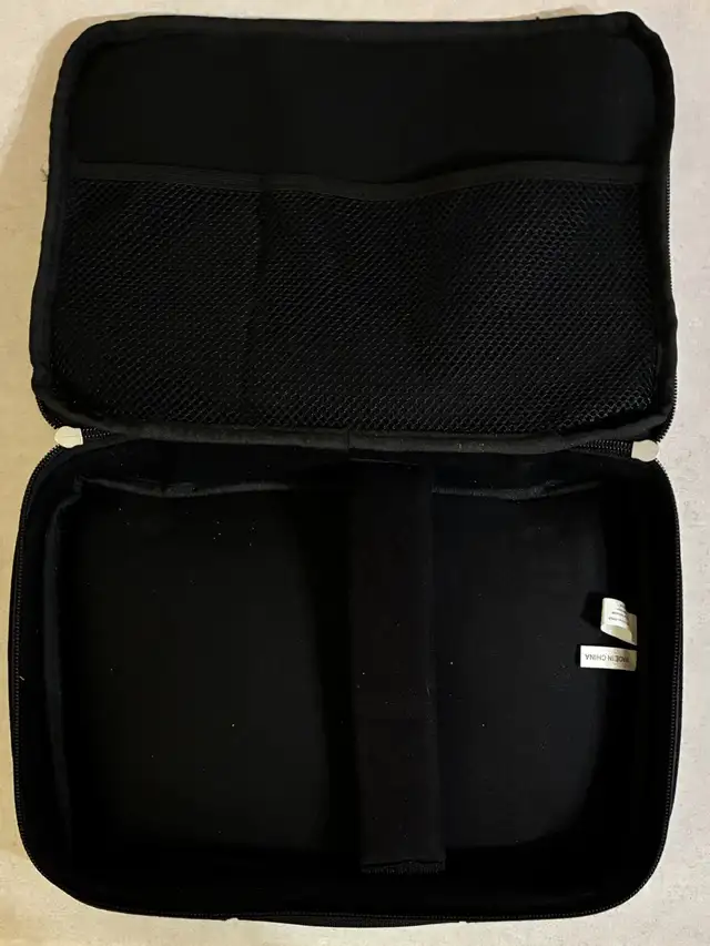 new universal Laptop case - approximately 8.5 x 11.5 x 1.5" in Laptops in Edmonton - Image 3