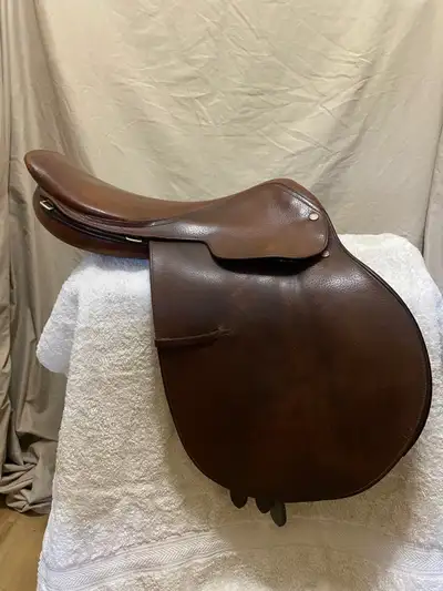 17” English saddle with a 6” gullet,in very good condition, located in Penticton