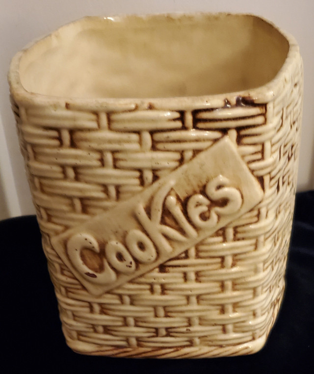 VINTAGE 1960'S MCCOY COOKIE JAR in Arts & Collectibles in City of Toronto - Image 4