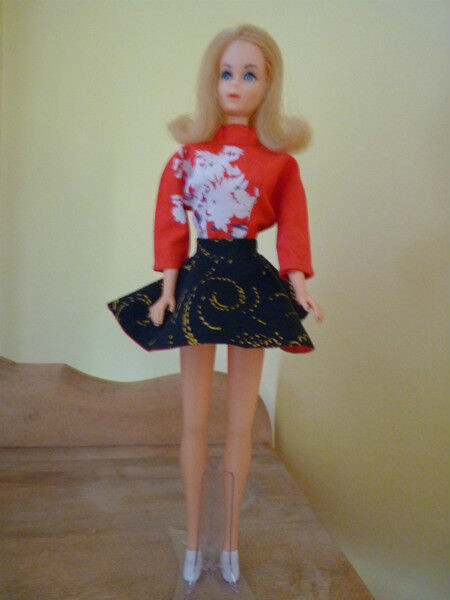 Barbie Vintage Best Fashion Red Blouse & Convertible Skirt dans Art et objets de collection  à Longueuil/Rive Sud
