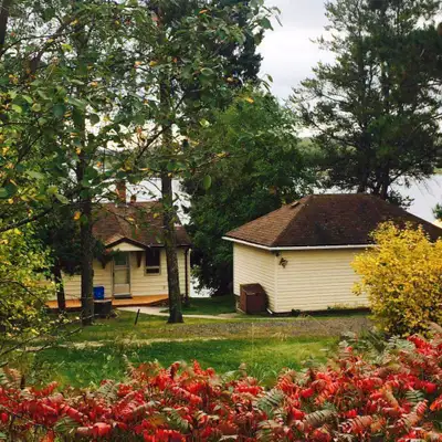 1 bedroom lake front cabin for rent in beautiful Minaki Ontario. 30 minutes north of Kenora. Road ac...