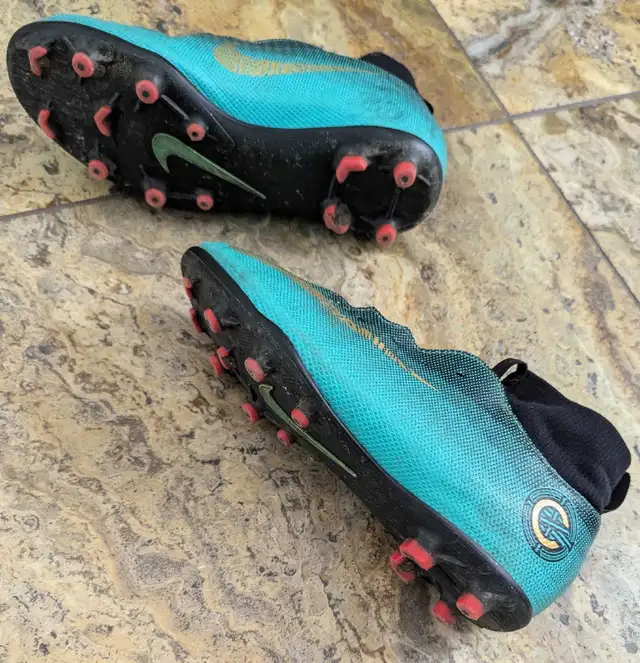 Soccer shoes (size 5Y) in Soccer in Ottawa - Image 3