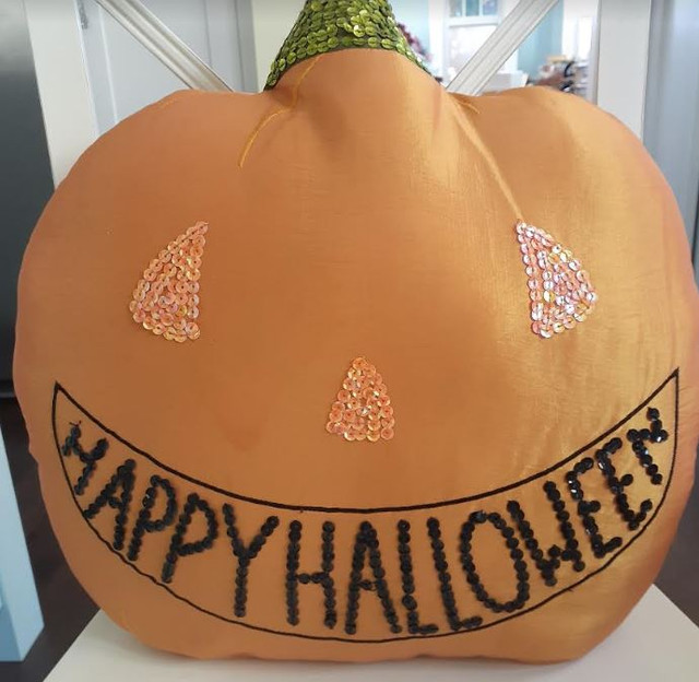 Happy Halloween nylon sequined pumpkin jack-o-lantern pillow dans Art et objets de collection  à Région de Markham/York - Image 3