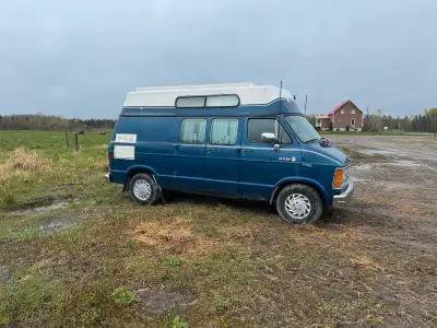Un beau dodge ram custom 250 1986 134702km Bien entretenue Vien avec deux pneu avec rim de + Le vehi...