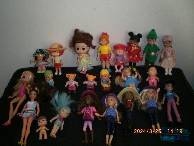 Lot de petites poupées divers dans Jouets et jeux  à Ville de Québec