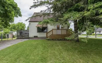 Student room rental in an air conditioned home … sharing with two other renters a full furnished kit...