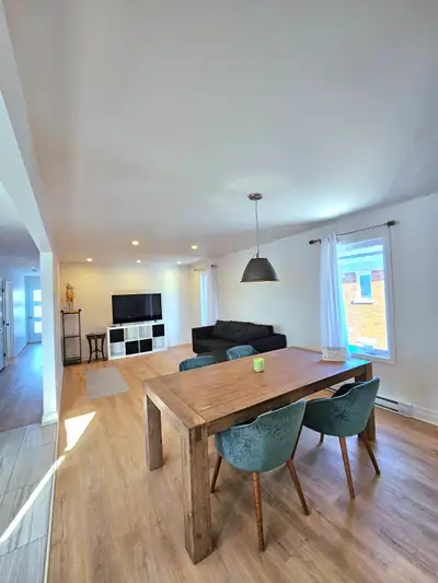 ⭐ ENTIÈREMENT MEUBLÉ ET RÉNOVÉ - 4 1/2 APPARTEMENT AVEC 2 STATIONNEMENTS • Disponible à partir du 1e...