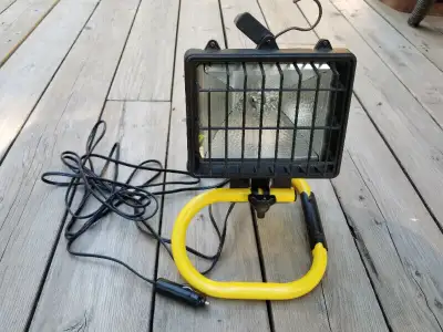 Lampe utilitaire pour voiture ou camping Alimentation 12 volts Prix: $10