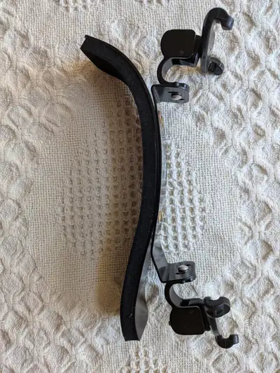 One 4/4 full size BonMusica style violin shoulder rest. This violin shoulder rest has a thick 9mm hi...
