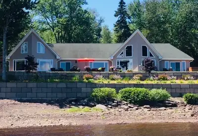 Looking for lakeside living at it's absolute best? When it comes to waterfront properties, this exec...