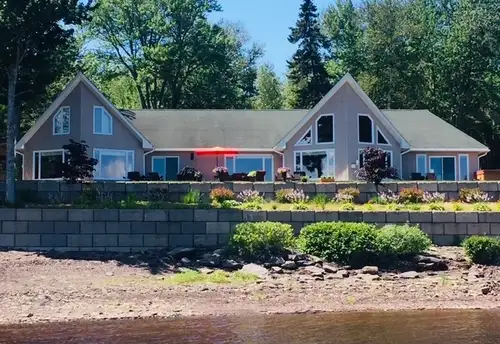 Looking for lakeside living at it's absolute best? When it comes to waterfront properties, this exec...
