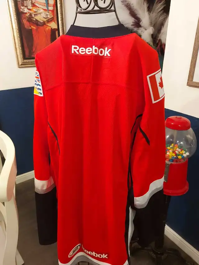 Abbotsford heat jersey small  in Men's in Calgary - Image 4
