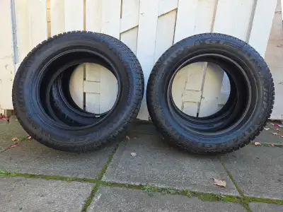 4 Pneus d'hiver GT Radial IcePro 3 à l'état neufs utilisé pendant 3 mois d'hiver seulement. 225/60R1...