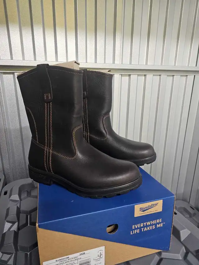 Blundstone Rigger Boots - Claret - Size 10 Women’s in Women's - Shoes in Mississauga / Peel Region - Image 2