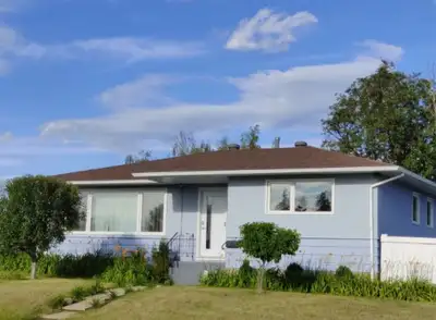 3 Bedroom House Main Level, near Capilano Mall, Transit centre