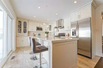 Nice room big windows avail Jul, Cent Etobicoke, near airport
