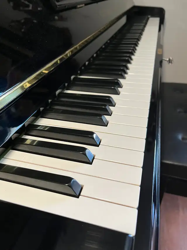 Piano Yamaha U1 (1982) in Pianos & Keyboards in City of Montréal - Image 4
