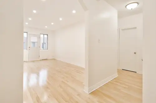 Bel appartement rénové au dernier étage, comprenant une chambre fermée et une cuisine avec coin repa...