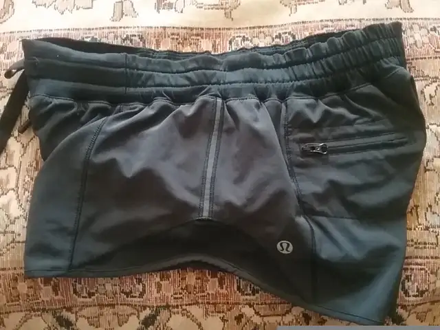 Lululemon Hotty Hot Short Low-rise Black Size 4 in Women's - Bottoms in City of Toronto - Image 8