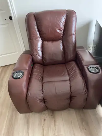 Fauteuil inclinable en cuir très bonne condition   819-314 -0935, View more