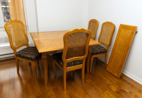 Table en chêne massif et 4 chaises.