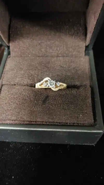 14k 3.43g Yellow Gold Diamond ring with 2 diamonds size 6 pick up only no etransfers no trades