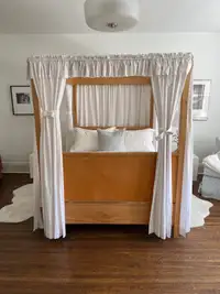  Canopy bed