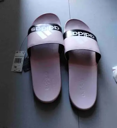 Grande pointure 18 Adidas neuf , View more