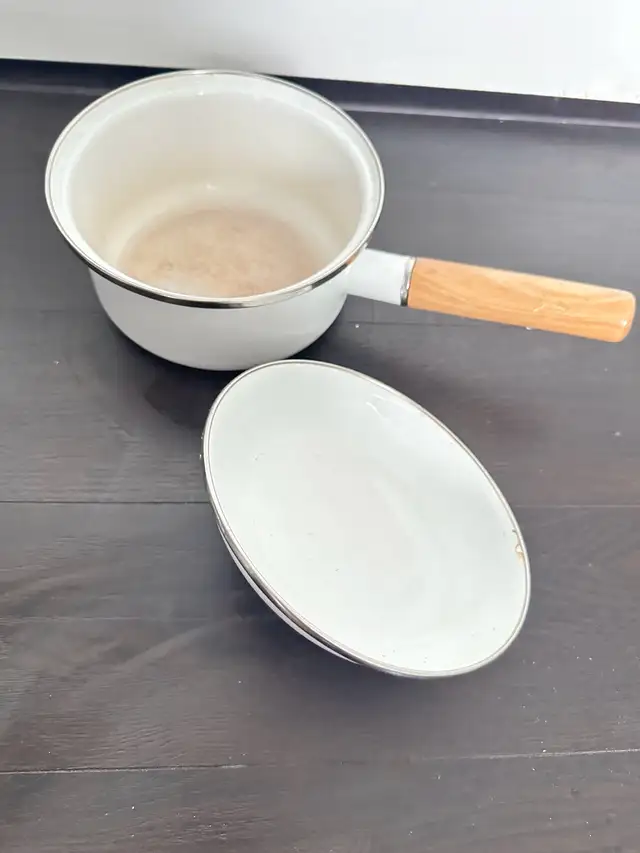 Enamelware Saucepan495871315328389122
