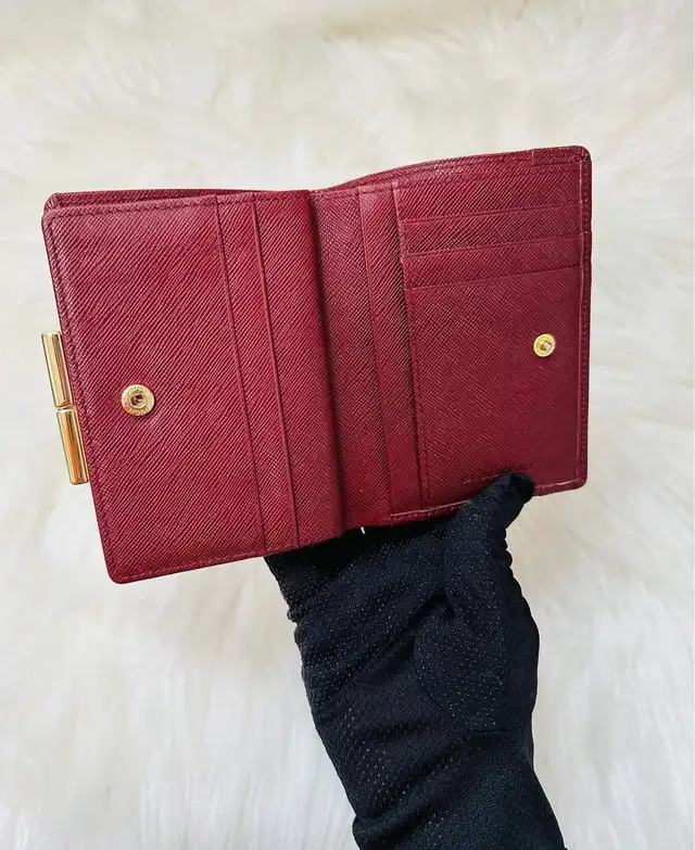 Burberry wallet in Women's - Bags & Wallets in Mississauga / Peel Region - Image 4