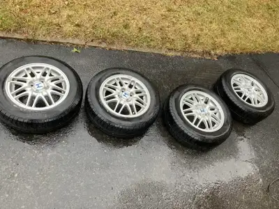 Pneus Pirelli sur Mags de Honda 14 po. Pneus avec 7/32 en très bon état. Les mags on été repeint il...