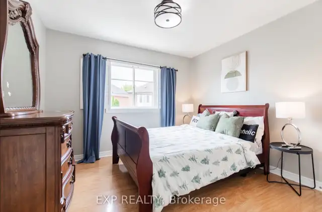 1 spacious Bedroom sandalwood & Mcglaughlin