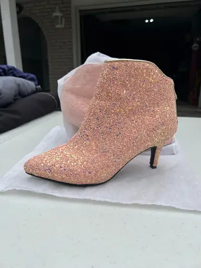 Hello! I’m selling these size 8 sparkling high heels only worn once! In perfect condition!! No Holds