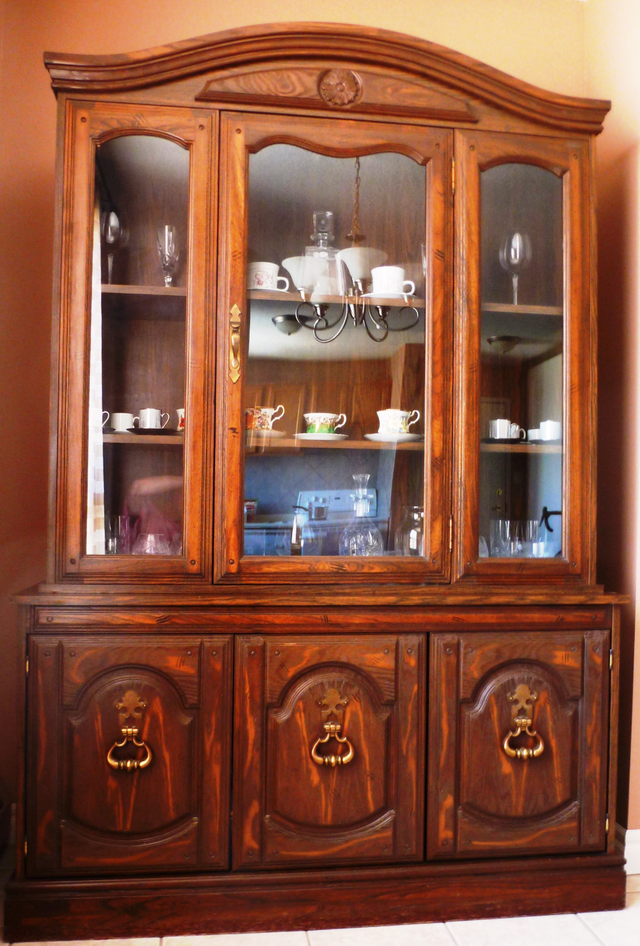 Vintage  China cabinet in Hutches & Display Cabinets in Calgary - Image 2