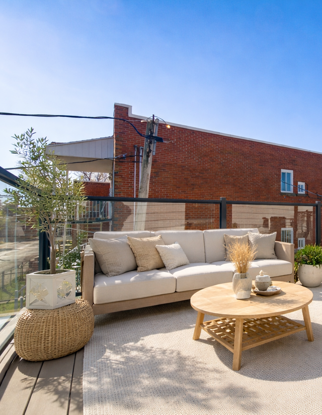 3 ½ - Private Terrace | 5 min to YUL | Pet friendly | Internet