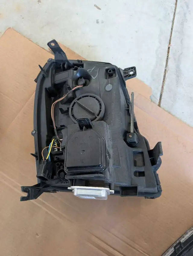 Cadillac Escalade base model headlights63804762304643123